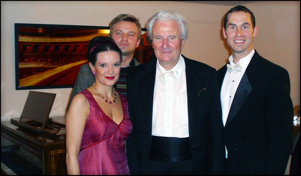 Isabelle Cals, Pavol Breslik, Colin Davis et Kyle Ketelsen réunis en 2006 au Théâtre des Champs-Élysées pour Roméo et Juliette de Berlioz. D.R.